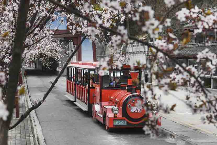 石门栈道风景区小火车.jpg